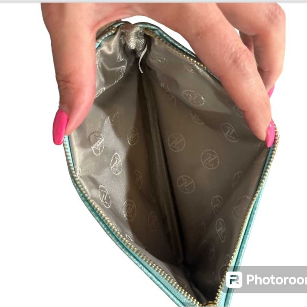 Adrienne Vittadini Sage green Pebble leather Two Zip Pocket Wristlet EUC - Picture 4 of 4